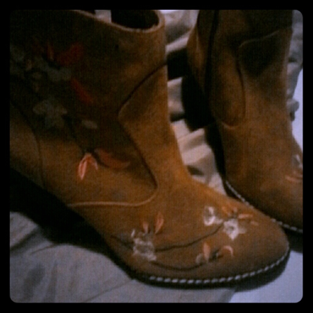 Suede booties never worn